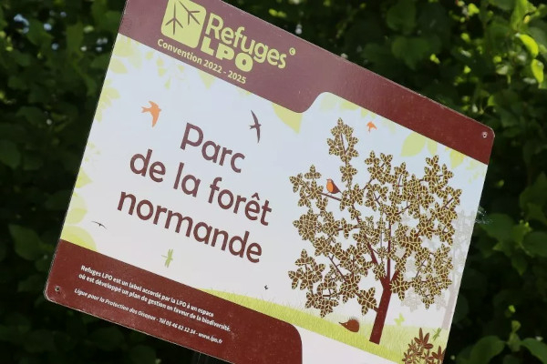 Panneau Refuge du Parc de la Forêt Normande © Sacha Dubesset